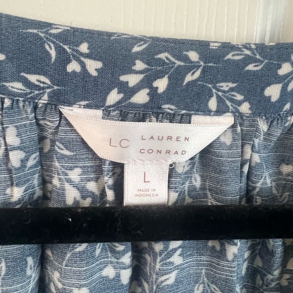 Lauren Conrad floral print peasant type blouse. Blue and white …size Large. - Picture 6 of 6
